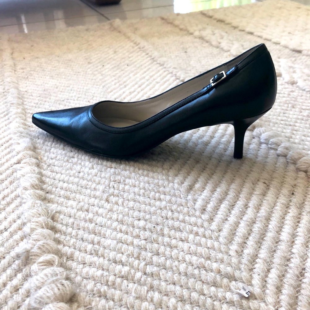 Banana Republic closed to kitten heel Sz 8.5 black